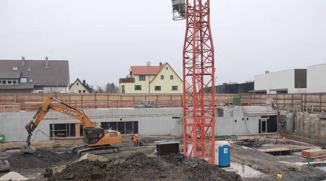 Die Bagger arbeiten wieder, der Kran steht: Die Holy AG lässt an der Reutlinger Straße das Moxy Hotel bauen.  FOTO: PFISTERER