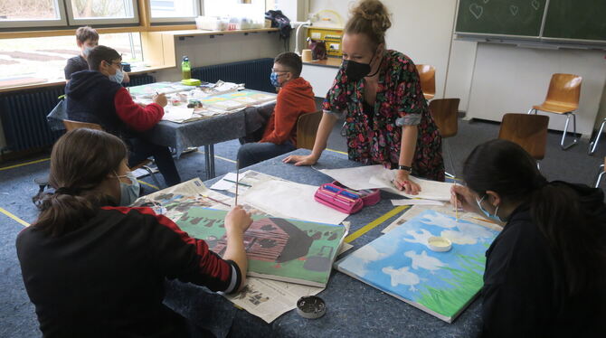 Bettina Scharping betreut Siebtklässler der Schönbein-Realschule in Metzingen bei einem Kunstprojekt, wo Bilder zur Musik "Bilde