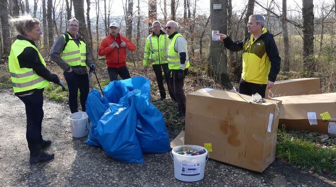 Markungsputzete in Grafenberg durch freiwillige Helfer am Samstag und Grundschüler am Freitag, hier eine kurze Lagebesprechung a