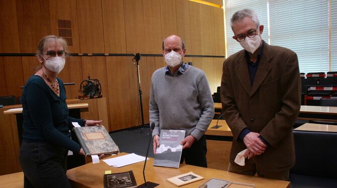 Reutlingens Kulturamtsleiterin Anke Bächtiger, Buchautor Volker Lässing und Archivleiter Dr. Roland Deigendesch (von links) stel