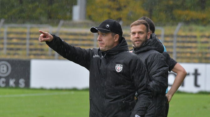 Verabschiedet sich beim SSV: Trainer Maik Schütt. Auch die Co-Trainer Philipp Reitter (hinten auf dem Bild) und Michael Konietzn