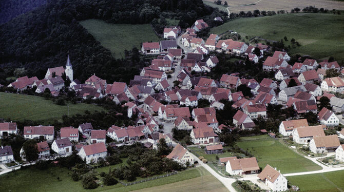 Luftbild um 1960: Welche Ortschaft kam dem Fotografen hier vor die Linse?