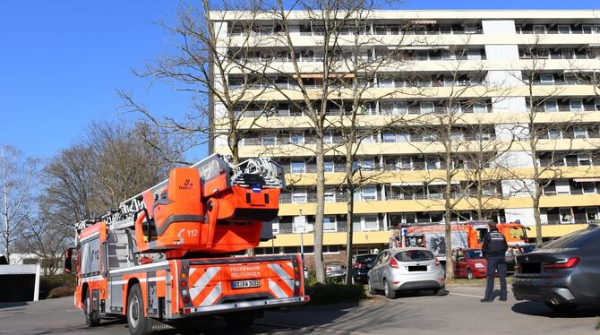 Die Feuerwehr rückte mit zwei Löschzügen zum Hochhaus an der Humboldtstraße aus.