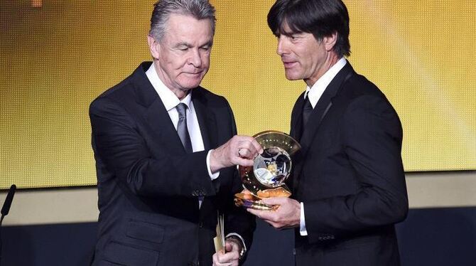 Joachim Löw bekam den Preis von Ottmar Hitzfeld überreicht. Foto: Ennio Leanza