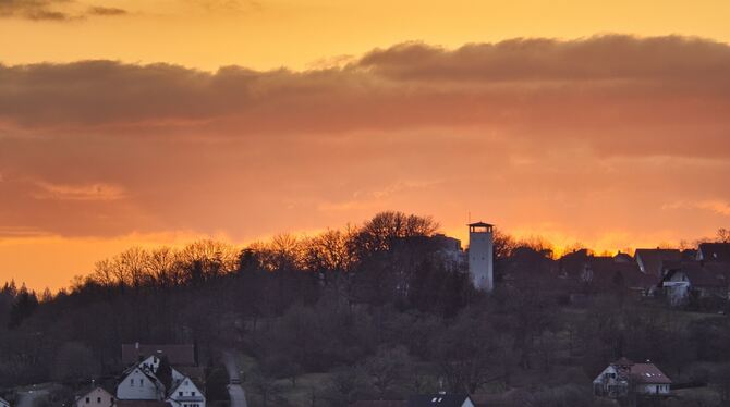 Der Zwei-Eichen-Turm bei Pliezhausen im goldenen Abendlicht. Von oben erscheint das weitere Umland als Panorama. FOTO: JAKUBKE