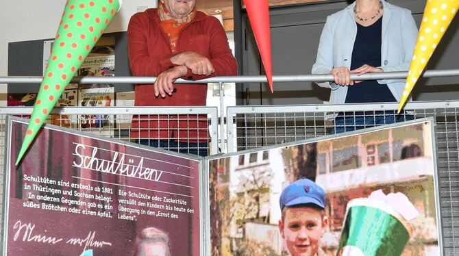 Die Mössinger Museumleiterin Franziska Blum und der Designer Franz Dieter Peters sind für die liebevoll gestaltete Ausstellung v