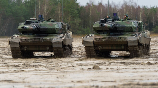 Die Bundeswehr verfügt über 328 Kampfpanzer Leopard 2.  FOTO: SCHULZE/DPA