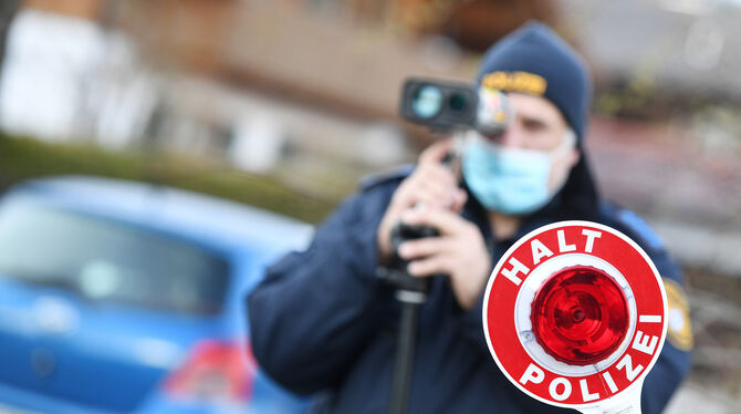 Polizisten blitzen beim Blitzermarathon im Berufsverkehr.