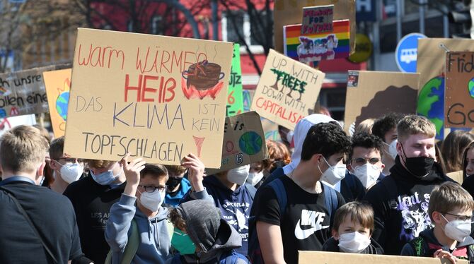 Rund 750 meist junge Leute sind am Freitagnachmittag beim Klimastreik von Fridays for Future durch Reutlingen gezogen.