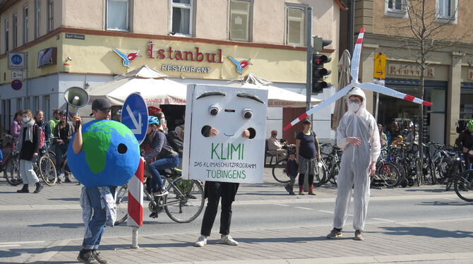 Auch Aktivisten im originellen Outfit forderten bei einer Demonstration von Fridays For Future Klimagerechtigkeit.  FOTO: RIESNE