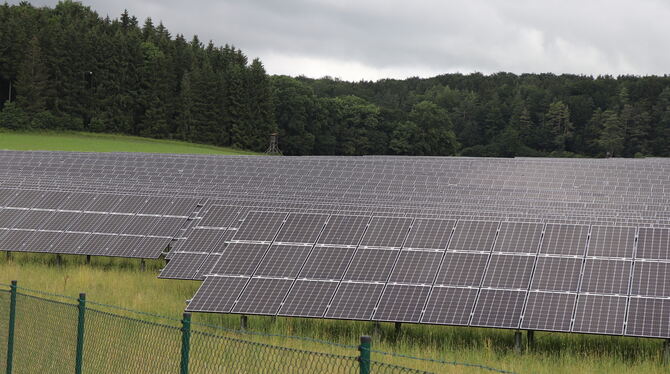 Mehr als 15 Hektar darf ein Solarpark auf Münsinger Markung nicht haben.  FOTO: BLOCHING