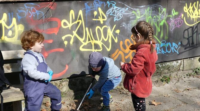 Früh übt sich, und zu dritt macht’s noch viel mehr Spaß: Kinder bei der Metzinger Markungsputzete.  FOTO: SANDER