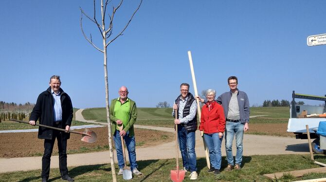 Bürgermeister  Alexander Schweizer (von links), Bernd Gitt (Naturfreunde), Ingo Ruff (Albverein), Rita Gitt (Naturfreunde), Pete