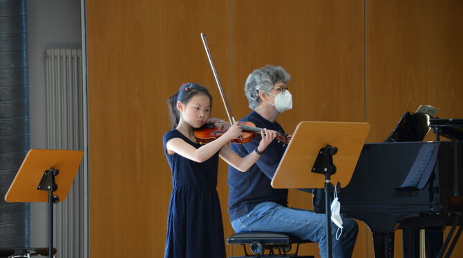 Die junge Violinistin Amélie Zhu gewann mit ihrem Vorspiel aus einem Violinkonzert von Komarowski den ersten Preis, am Flügel be