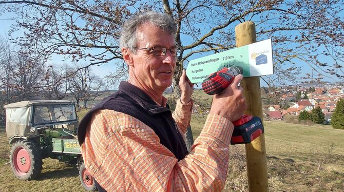 Als Wegewart kümmert sich Michael Schubert um die kommunalen Wanderwege in Sonnenbühl.  FOTOS: FISCHER