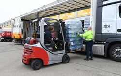 Verpackt auf Paletten werden die gespendeten Hilfsgüter für die Ukraine vor der alten Paketpost auf einen Lastwagen geladen, der