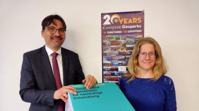 Ulrich Ruckh (Geopark-Vorsitzender) und Dr. Sandra Teuber (Geopark-Geschäftsführerin) freuen sich über die Grüne Karte.  FOTO: