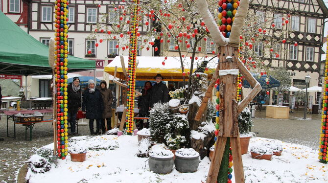 Osterfokus im Schnee: Die Mitglieder des Verschönerungsverein eröffneten den Osterfokus dennoch lachend.  FOTO: OECHSNER