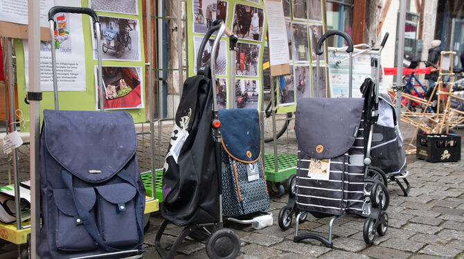 Trolley-Parade am Stand der Initiative »Unbeschwert einkaufen«.