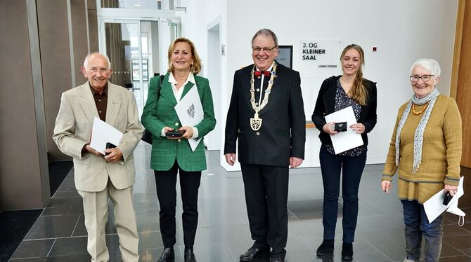 Die Geehrten Wilfried Keser (von links), Annette Seiz und Gisela Lutscher mit OB Thomas Keck. Karl Grüner fehlt auf dem Foto. Er