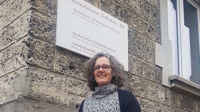 Claudia Guggemos vor dem Dekanatshaus in der Schulstraße.