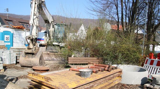 Im Augenblick dient der Kegelwasenplatz als Materiallager für den Ausbau der nahe gelegenen Hülbener Straße. FOTO: OECHSNER