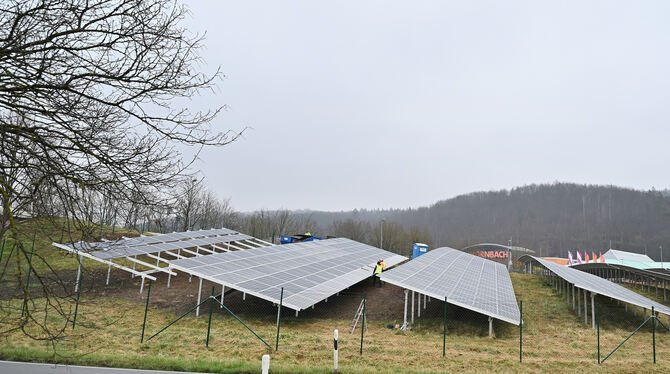 Die Stadtwerke nutzen die Freiflächen bei den Zu- und Abfahrten der Bundesstraße für die Stromproduktion. FOTO: PIETH