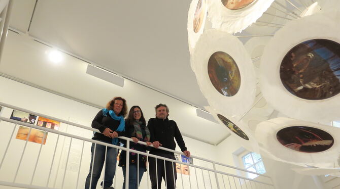 Monika Weber, Stefania Renda und Andreas Hoffmann in der Künstlerbund-Galerie Tübingen, im Vordergrund Hoffmanns Installation mi Monika Weber, Stefania Renda und Andreas Hoffmann in der Künstlerbund-Galerie Tübingen, im Vordergrund Hoffmanns Installation mi