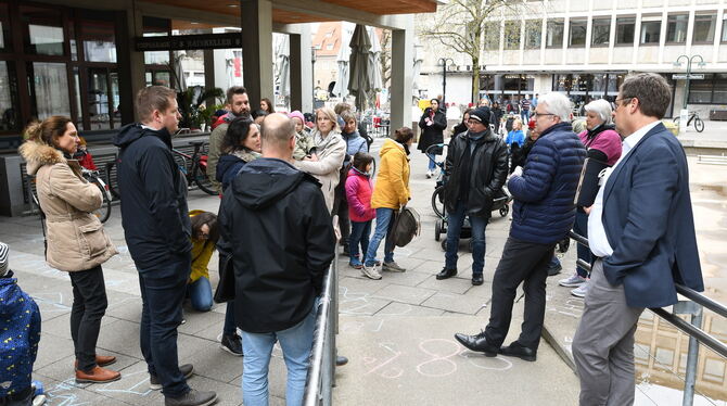 Reutlinger Eltern tragen Bürgermeister Robert Hahn ihren Unmut in Sachen Kinderbetreuung vor.  FOTO: ZENKE