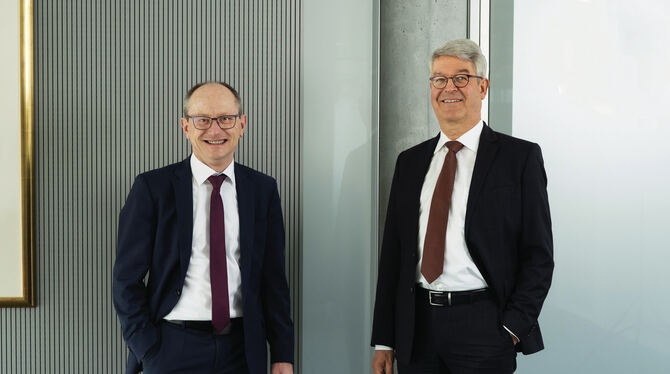 Christoph Gögler (Vorsitzender, rechts) und Hans Lamparter bilden den Vorstand der Kreissparkasse Tübingen.  FOTO: KEIDEL