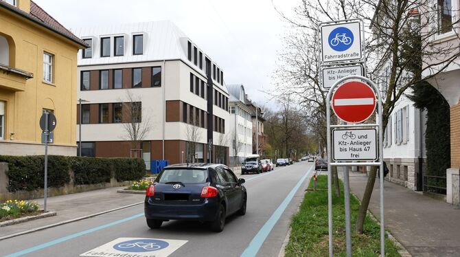 Die gegenläufige Einbahnstraßenregelung in der Charlottenstraße wurde still und leise eingeführt. Manche haben’s trotz Beschilde