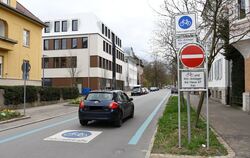 Die gegenläufige Einbahnstraßenregelung in der Charlottenstraße wurde still und leise eingeführt. Manche haben’s trotz Beschilde