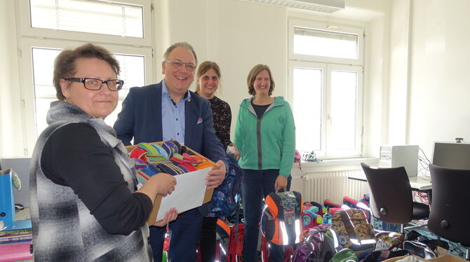 Galina Lerner, Thomas Keck, Ute Bruckinger und Kerstin Risse (von links) freuen sich über gespendete Kleidung und Schulranzen. F