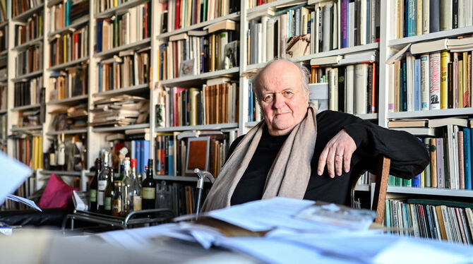 Wolfgang Rihm vor der Bücherwand in seiner Wohnung.