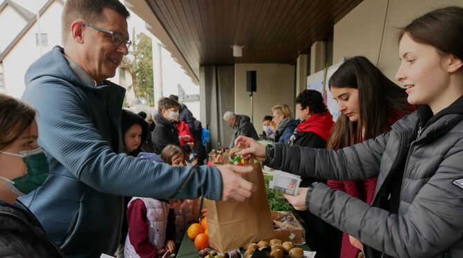 Neben Obst, Gemüse, Gewürzen, Salzen und einem feinen Mittagessen gab es gestern beim »Orientalischen Markt« im Hof der Kirche S