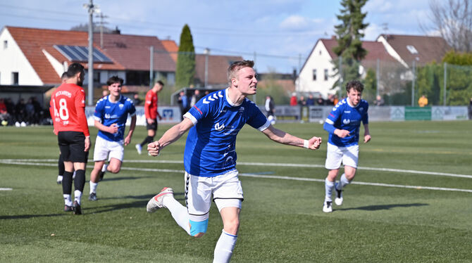 Verteidiger Sven Packert bejubelt den Treffer zum Pfullinger 2:0 gegen Neckarrems. Es war sein zweites Saisontor.  FOTO: PIETH