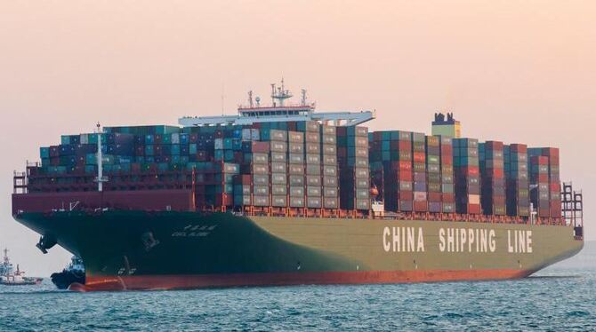 Nach Hamburg kommt die »CSCL Globe« nicht voll beladen und mit einem reduzierten Tiefgang von 12,60 Metern. Foto: China Shipp