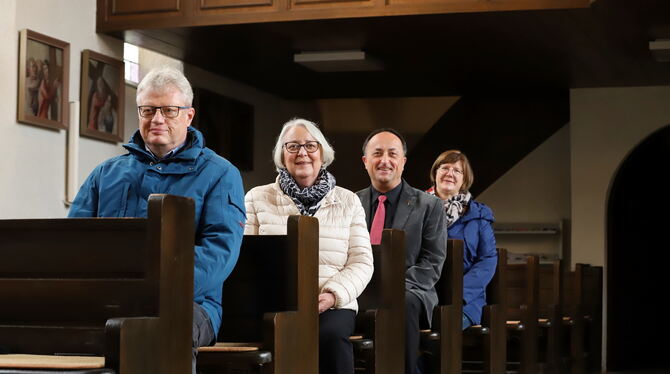 Solch ein Bild ist bald historisch: Bänke in der Kirche St. Konrad werden abgebaut. Karl-Martin Schwarz, Marianne Rädlein, Dekan