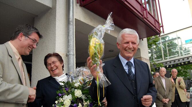 Dieter Hauswirth nach seiner Wiederwahl im Jahr 2007, links seine Frau Angelika Hauser-Hauswirth. ARCHIVFOTO: PACHER