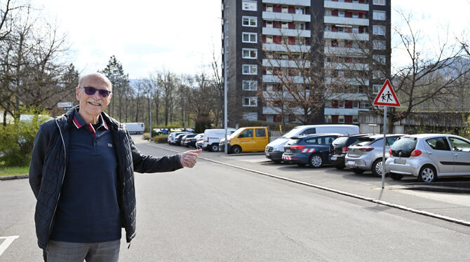 Hier dürfen demnächst nur noch die Autos von Eigentümern stehen: Armin Rauscher zeigt die bisher noch frei nutzbaren GWG-Parkplä