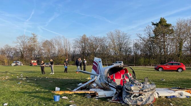 Bruchlandung am Karfreitag auf dem Farrenberg, bei der sich der Pilot schwere verletzungen zuzog und das 150 000 Euro teure Flug