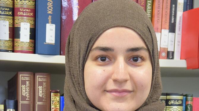 Simge Sara Özlü studiert am ZIT auf Lehramt und arbeitet in der Bibliothek. FOTOS: STÖHR