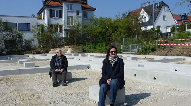 Das Fundament ist bereits fertig. Die Container sollen Anfang Mai geliefert werden, sagen Kathrin Berger und Dieter Pross.  FOTO