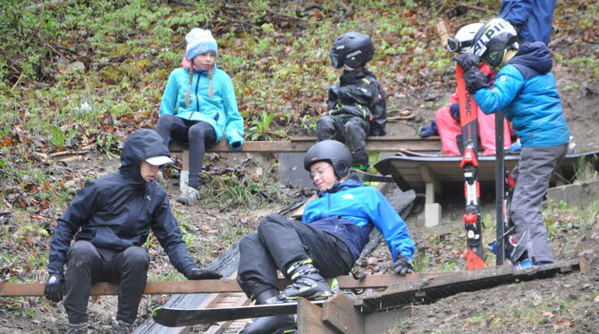 Keine Angst: Hinunter kommen sie alle. Die Kinder lernen beim VfL Pfullingen das Skispringen inklusive sicherer Landung.  FOTOS: