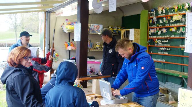 Umlagert: Die Schießbude bei der Hockete der Freibadfreunde Öschingen.