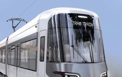 Tram-Trains wie dieser sollen in Zukunft durch Pfullingen fahren. Harald Weigle (von links), Benjamin Renz, Dominik Guhr, Zeljko