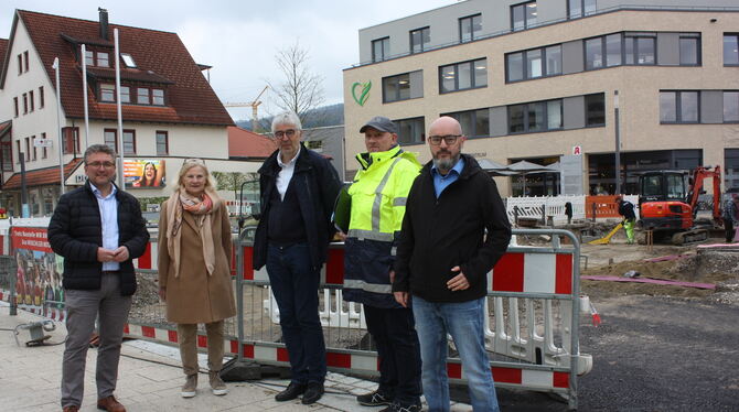 Am 23. Juni dieses Jahres wird die Baustelle vor dem Mössinger Gesundheitszentrum im Hintergrund Geschichte sein. Darauf freuen