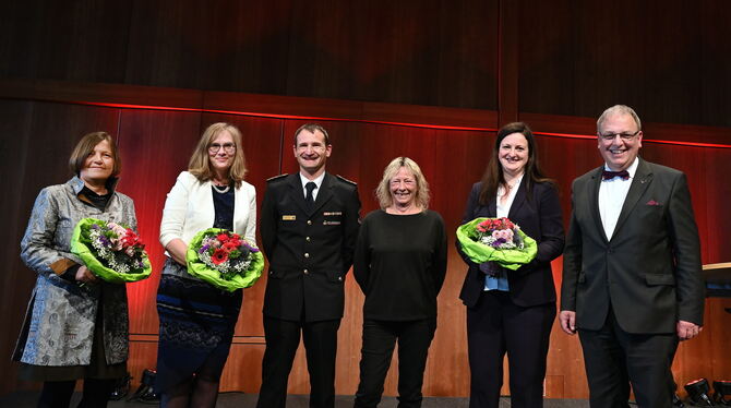 Blumensträuße und blumige Worte: Sabine Külschbach (von links), Anke Bächtiger, Michael Reitter, die stellvertretende Personalra