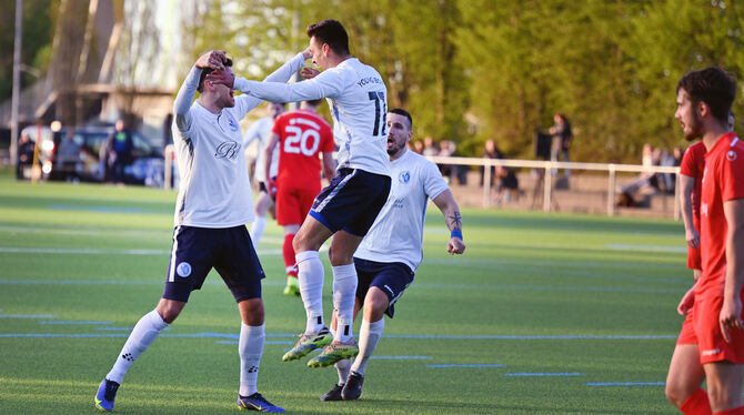 Aleksandar Krsic (im Sprung) sorgt für Jubel bei den Young Boys Reutlingen. FOTO: PIETH