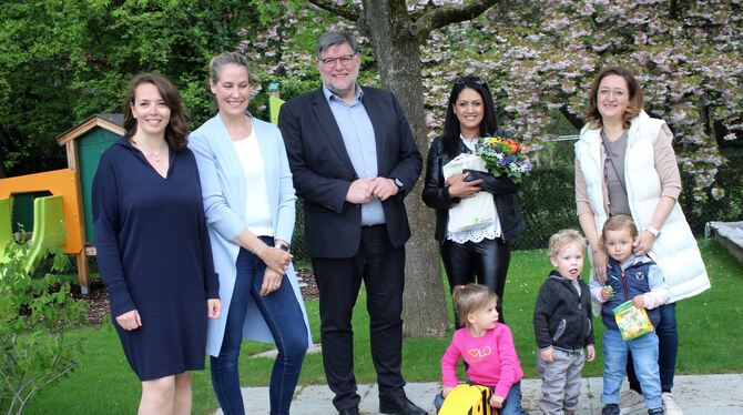 Tagesmütterverein-Geschäftsführerin Tülây Schmid, Kathrin Bahnmüller (Kreisklinik Reutlingen), Landrat Ulrich Fiedler, Tagesmutt